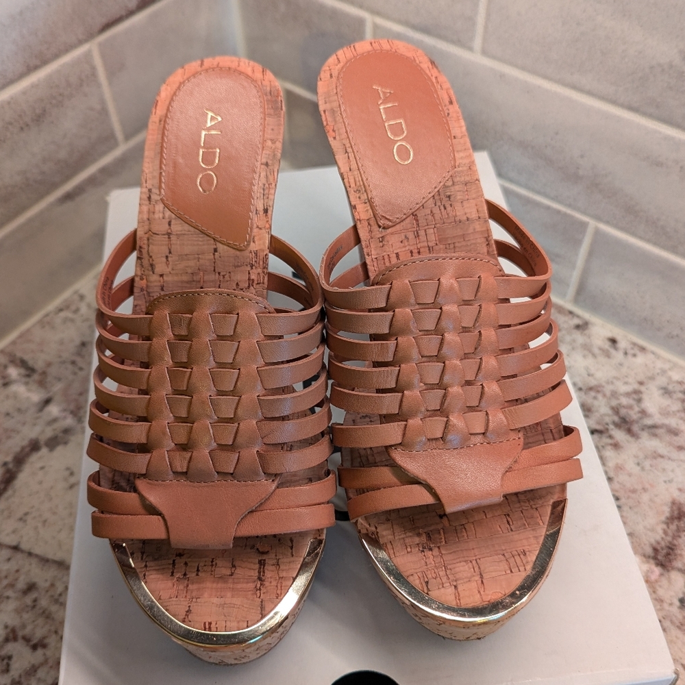 Aldo Braudia leather wedge sandals, sz 9